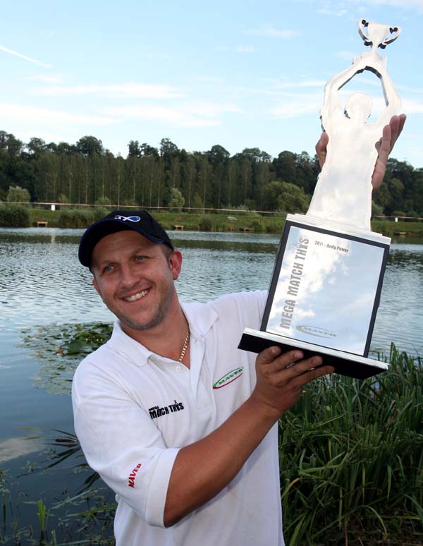 4 Les Thompson MMT 2012 and his trophy 2.jpg